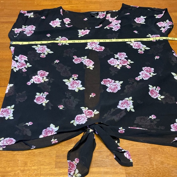 Torrid Womens Size 1 (1X, 14-16) Semi-Sheer Chiffon Floral Black Blouse Back Tie - Picture 7 of 10